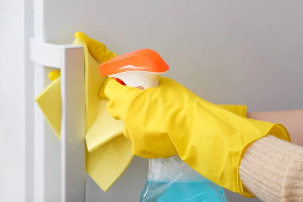 Kadın Odada Buzdolabını Temizliyor Yakın Plan — Stok fotoğraf