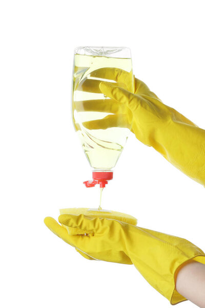 Женщина выливает моющее средство на губку на белом фоне