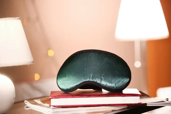 Masque Couchage Élégant Cahier Journal Sur Table Dans Chambre — Photo