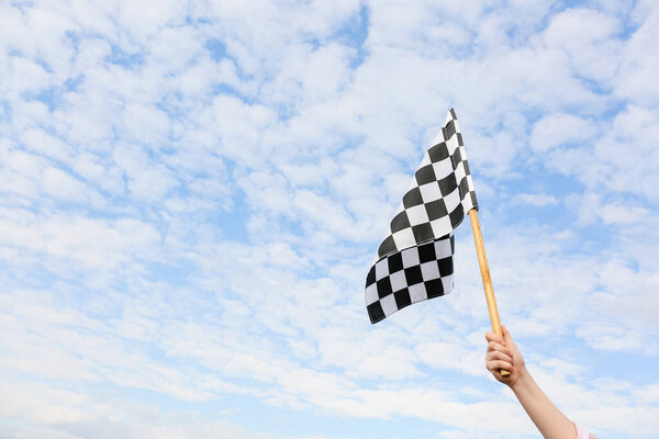 Женщина с гоночным флагом на улице