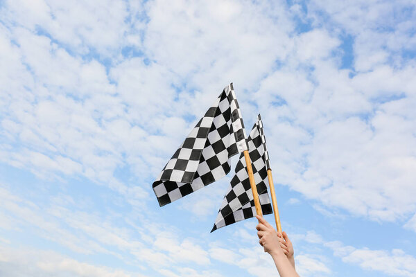 Женщина с гоночными флагами на улице