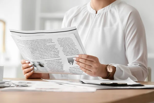 Mujer Joven Leyendo Periódico Casa — Foto de Stock