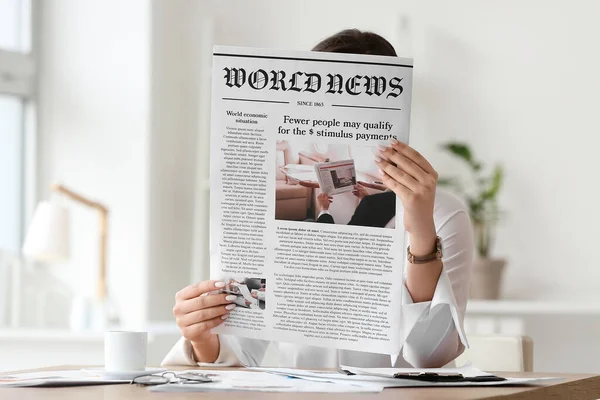 Νεαρή Γυναίκα Διαβάζει Εφημερίδα Στο Σπίτι — Φωτογραφία Αρχείου