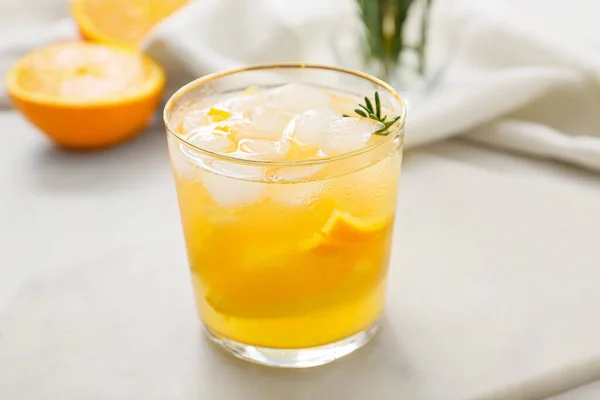 Szklanka Smacznego Pomarańczowego Koktajlu Rozmarynem Jasnym Tle Zbliżenie — Zdjęcie stockowe