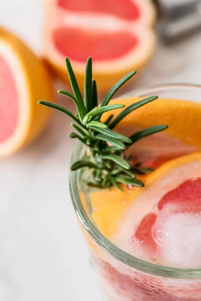 Copo Limonada Toranja Saborosa Com Alecrim Fundo Leve Close — Fotografia de Stock