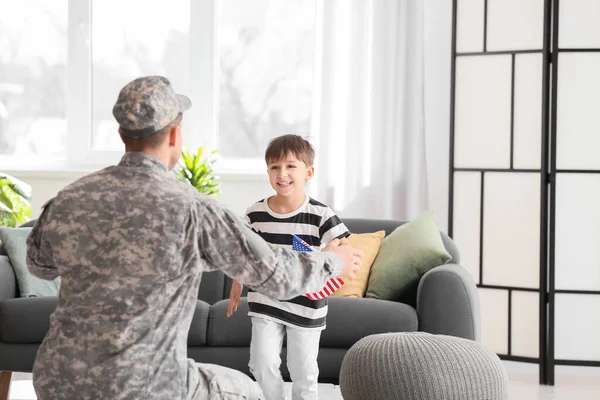 Kisfiú Otthon Találkozik Katonai Apjával Emléknapi Ünnepség — Stock Fotó