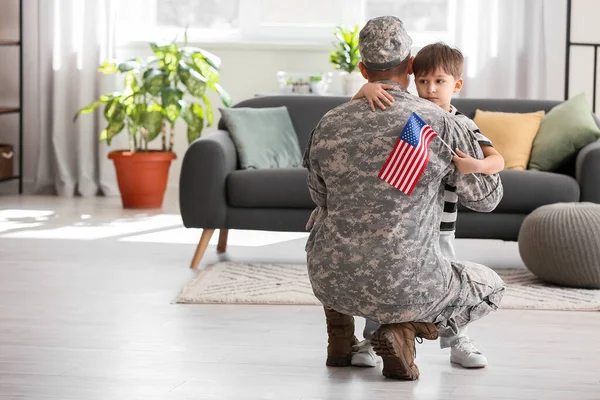 士兵和他的小儿子在家里拥抱 悼念日庆祝活动 — 图库照片