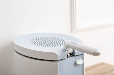 Işık arkaplanda modern fritöz, yakın plan