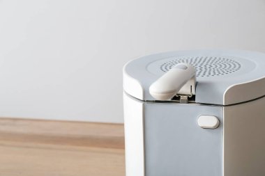 Modern fritöz ışık duvarının yanındaki masada, yakın plan.