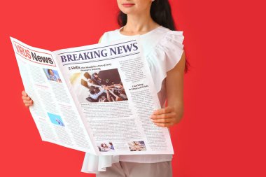 Renkli arka planda gazete okuyan güzel bir kadın