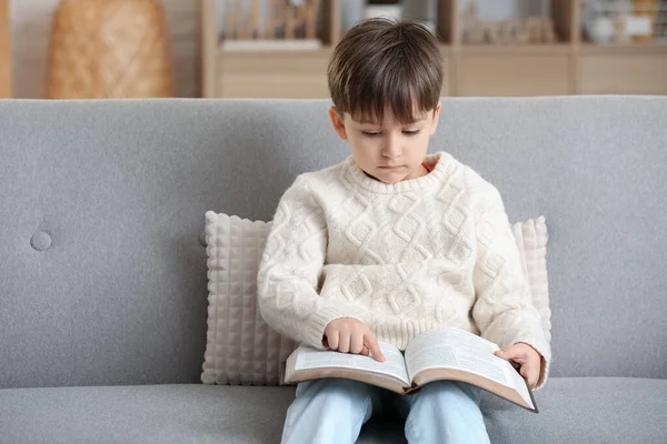 Kleiner Junge Liest Hause Bibel — Stockfoto