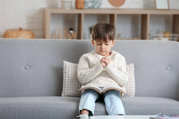 Niño Pequeño Con Biblia Rezando Casa —  Fotos de Stock