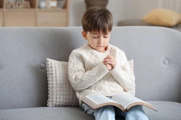 Kleiner Junge Mit Bibel Betet Hause — Stockfoto