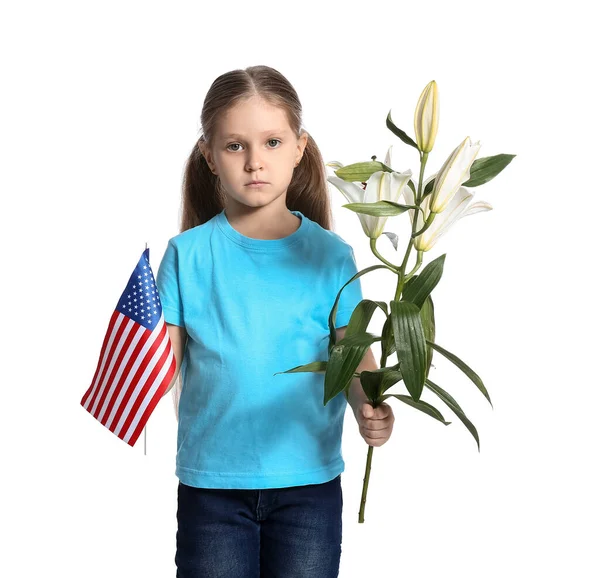 Malá Holčička Vlajkou Usa Květy Bílém Pozadí Slavnost Memorial Day — Stock fotografie