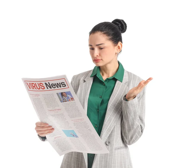 Jovem Empresária Lendo Jornal Fundo Branco — Fotografia de Stock