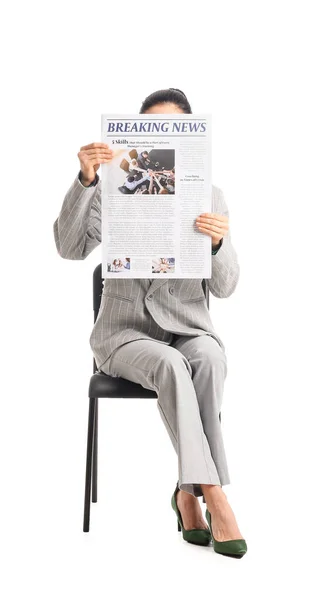 Joven Empresaria Leyendo Periódico Sobre Fondo Blanco —  Fotos de Stock