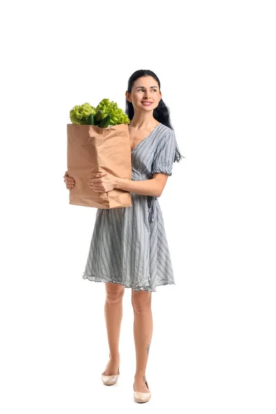 Mujer Joven Sosteniendo Bolsa Papel Con Verduras Frescas Sobre Fondo — Foto de Stock