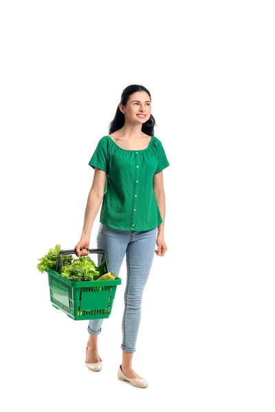 Νεαρή Γυναίκα Κρατώντας Καλάθι Αγορών Φρέσκα Λαχανικά Λευκό Φόντο — Φωτογραφία Αρχείου