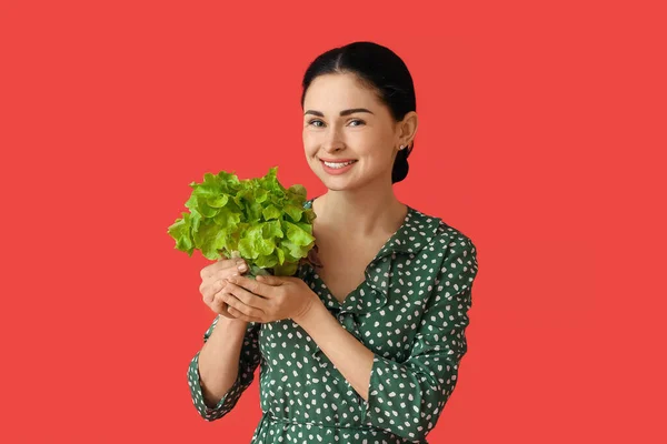 Giovane Donna Con Lattuga Fresca Sfondo Colore — Foto Stock