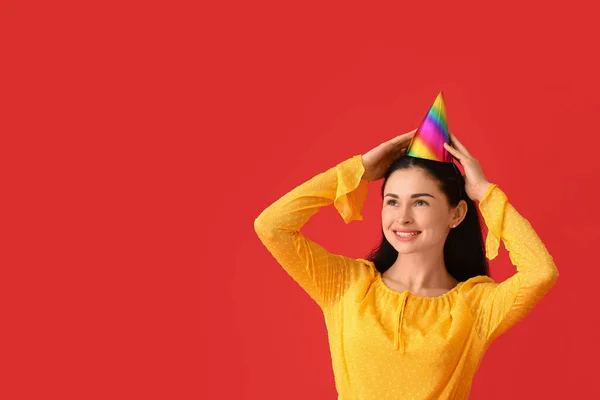 Schöne Frau Partyhut Auf Farbigem Hintergrund — Stockfoto