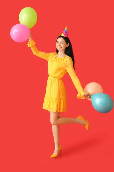 美丽的女人 带着彩色背景的气球 — 图库照片