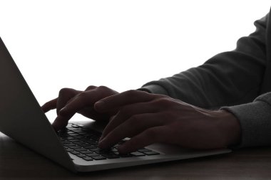 Beyaz arka planda dizüstü bilgisayarı olan hacker silueti, yakın plan