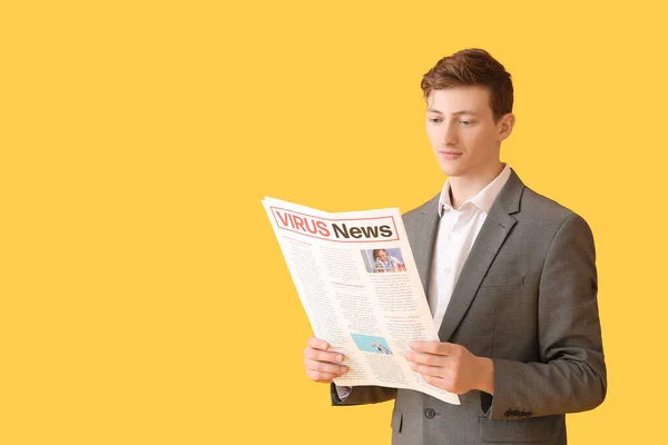 若い実業家は色の背景に新聞を読む — ストック写真
