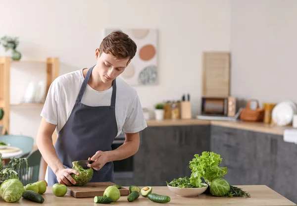 Young Man Cutting Broccoli Kitchen — Stock Photo, Image