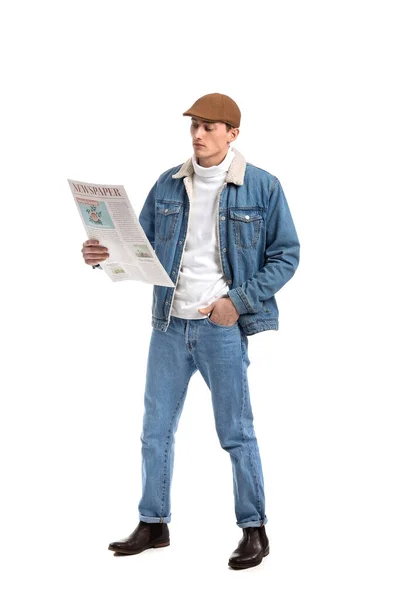 Joven Leyendo Periódico Sobre Fondo Blanco — Foto de Stock