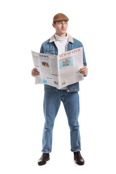 Junger Mann Liest Zeitung Auf Weißem Hintergrund — Stockfoto