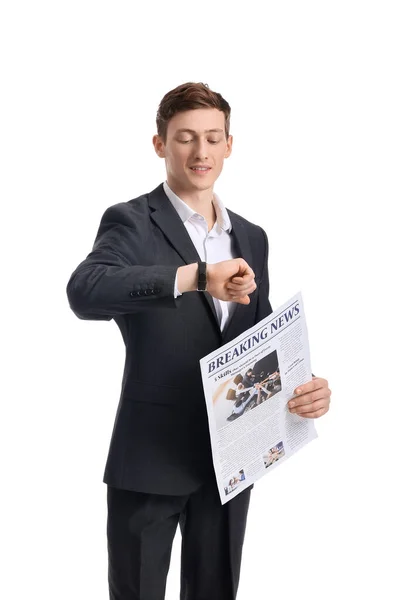 Junger Geschäftsmann Mit Zeitung Blickt Auf Armbanduhr Auf Weißem Hintergrund — Stockfoto
