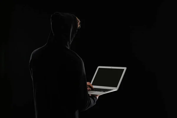 Silhueta Hacker Com Laptop Fundo Escuro — Fotografia de Stock