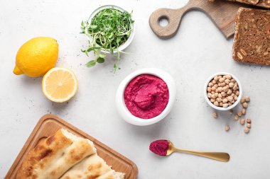 Lezzetli pancar humusu ve hafif arka planda malzemeleri olan kompozisyon