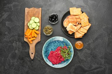 Lezzetli pancar humuslu kompozisyon ve koyu arkaplanda atıştırmalıklar