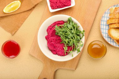 Lezzetli pancar humusu ve soslu kompozisyon