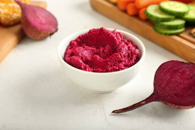 Hafif arka planda pancar humusu olan bir kase.