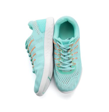 Beyaz arka planda spor kadın ayakkabıları