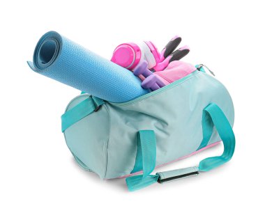 Beyaz arka planda spor ekipmanlı çanta