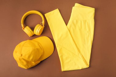 Renkli arka planda eşofman, şapka ve kulaklık