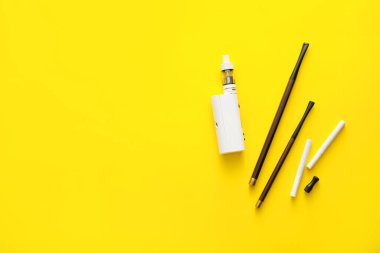 Renk arkaplanında sigara içmeye ayarlı