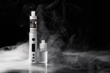 Koyu arkaplanda yağlı ve dumanlı tüp modu