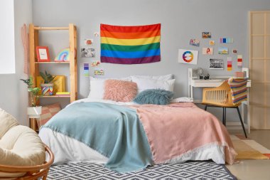 Yatak odasının duvarında asılı LGBT bayrağı