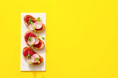 Renkli turplu lezzetli bruschettalar.