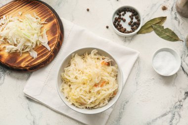 Hafif arka planda lezzetli lahana turşusu ile kase