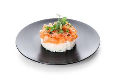 Beyaz arka planda lezzetli somon tartartarı