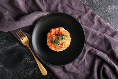 Koyu arkaplanda lezzetli somon tartar.