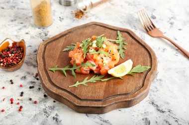 Lezzetli somon tartarı mermer masada