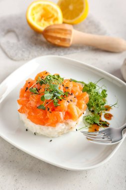 Hafif arka planda lezzetli somon tartartarı, yakın plan.