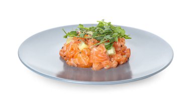 Beyaz arka planda lezzetli somon tartartarı