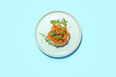 Renkli arkaplanda lezzetli somon tartartarı